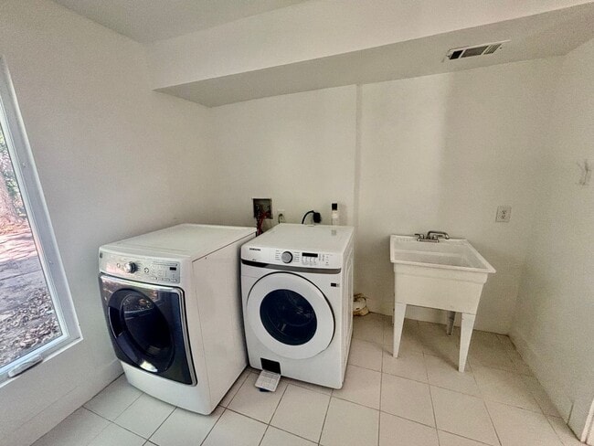 Building Photo - Hemphill Park Gem! 4 Bed/2.5 Bath - Availa...