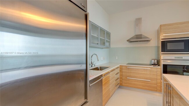 Building Photo - 2020 N Bayshore Dr