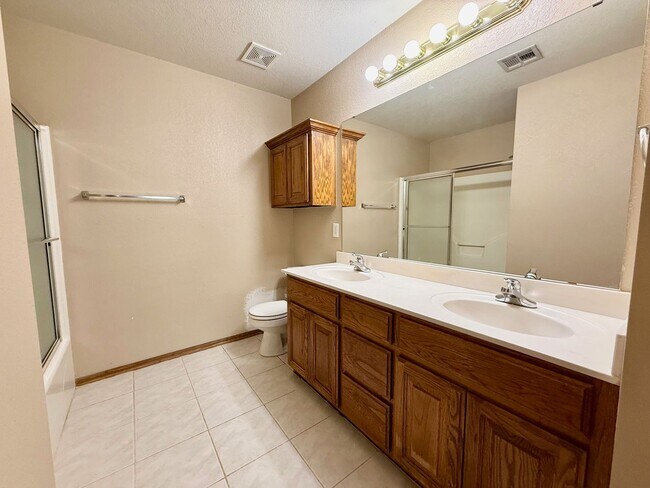 Building Photo - Half duplex in a fantastic location!