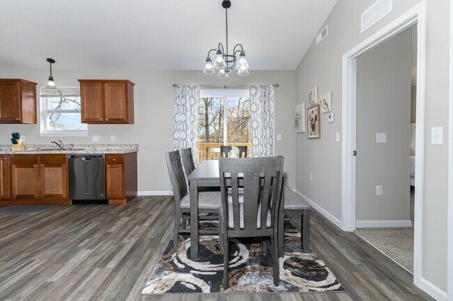 Building Photo - Fully Furnished Short-term rental Includes internet, cable, washer, dryer, etc