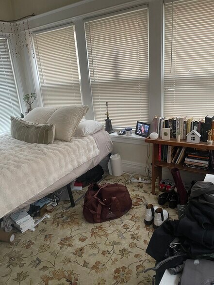 Building Photo - 829 Simpson St