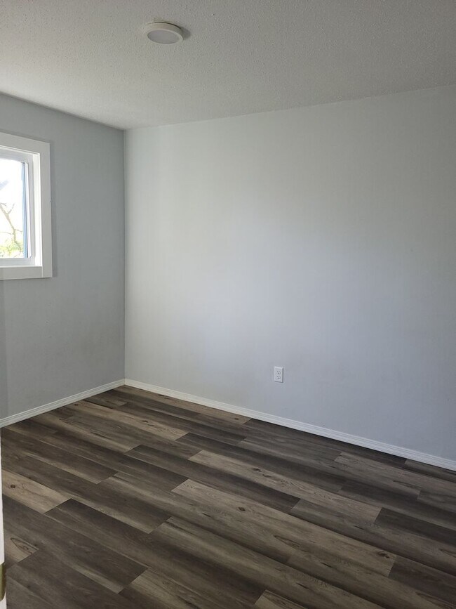 Building Photo - 2 bedroom 1 bath apartment for rent in Wamego KS