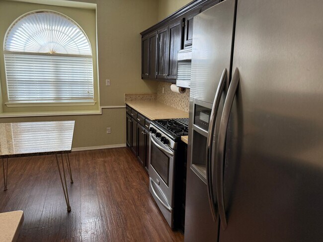 Building Photo - Nice, spacious 3 br, 2 Bath with major kit...