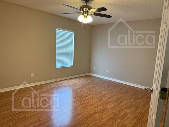 Building Photo - 109 Whispering Pines Way