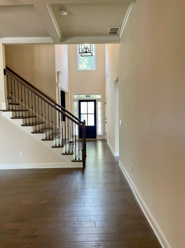 Building Photo - Gorgeous 5 bedroom 3.5 bath home in desira...