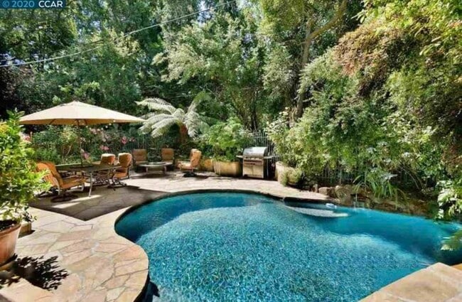 Building Photo - 136 El Centro