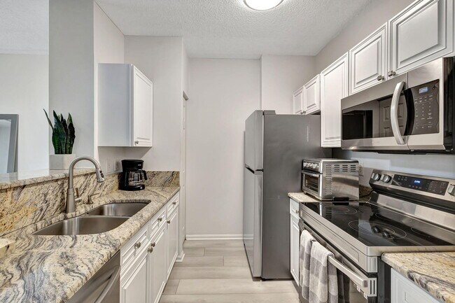 Building Photo - 630 S Sapodilla Ave