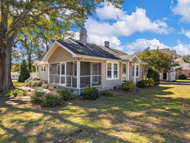 Building Photo - Spacious 3 BR, 2 BA Home, Screened Porch w...