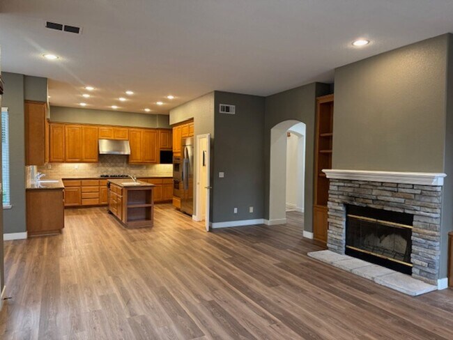 Building Photo - Gorgeous 5 bedroom + office, 4.5 bath Alam...