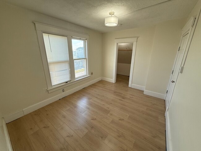 Building Photo - 2-912 E 6th St