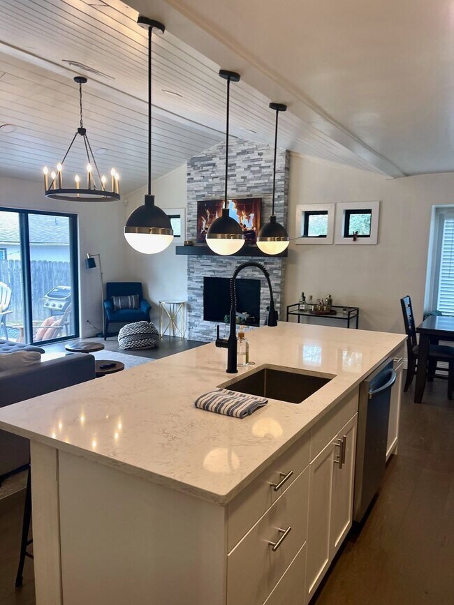 Building Photo - *** Near Domain * Stunning 4 Bedroom House * Fully Furnished * Designer Decorated * High End Luxu...