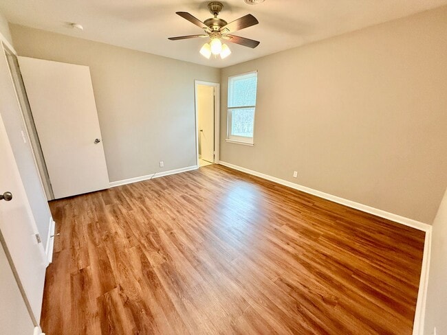 Building Photo - 3 Bedroom 1.5 Bath House w/Large Yard- Easy access to OHB and Nolensville Pk $1950