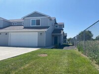 Building Photo - Stunning 4 Bedroom 2.5 Bath Duplex town ho...