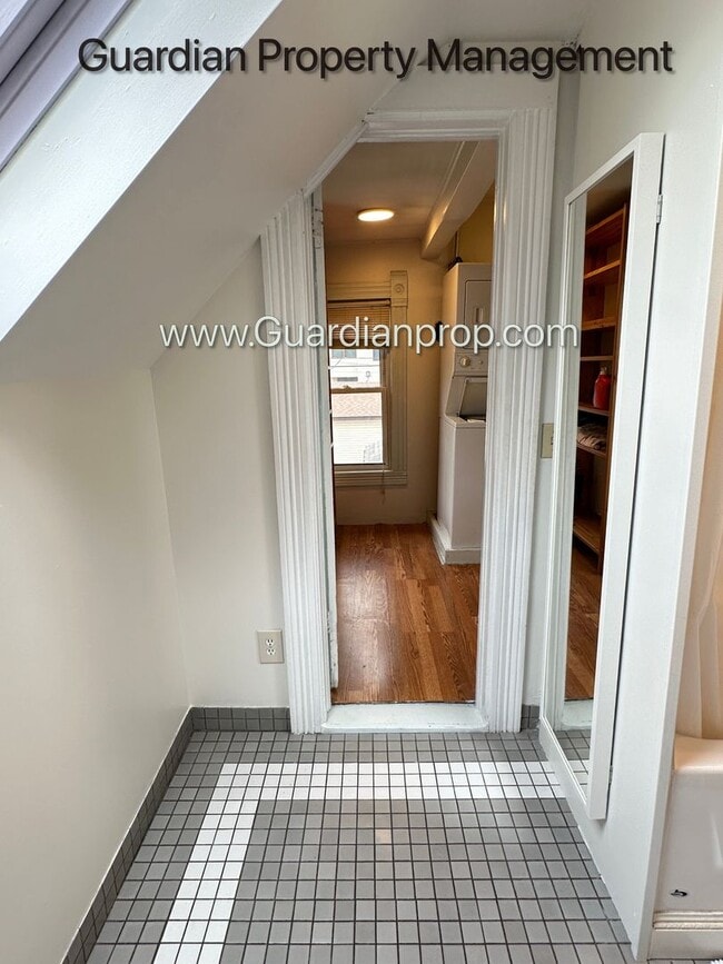 Building Photo - Linden Hills Upper Level Duplex, Sunroom, ...