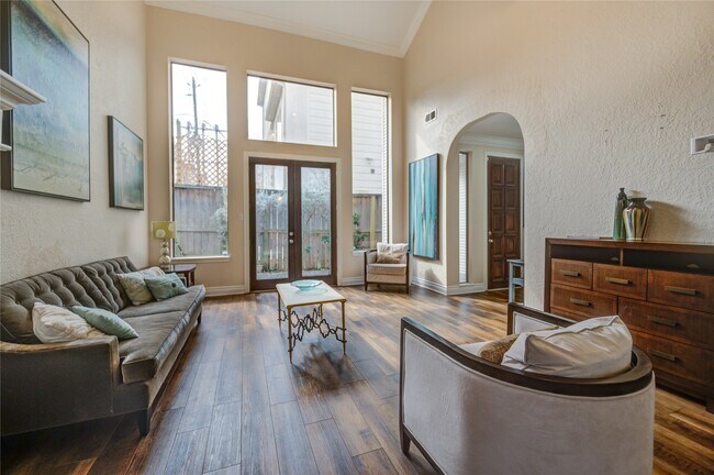 Building Photo - 2527 Potomac Dr