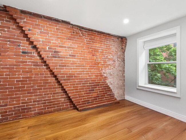 Building Photo - "Charming 2-Bedroom Retreat in the Heart of Boston's Vibrant North End"