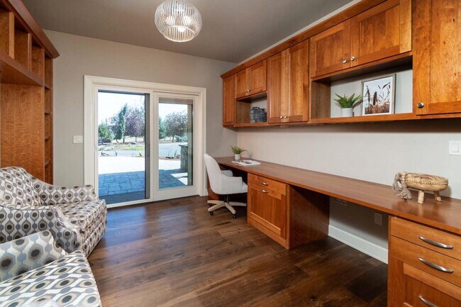 Building Photo - Stunning Tumalo Estate-6 Bed - 7.5 Bath ov...
