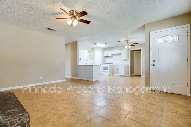 Building Photo - 1427 Gregory Dr