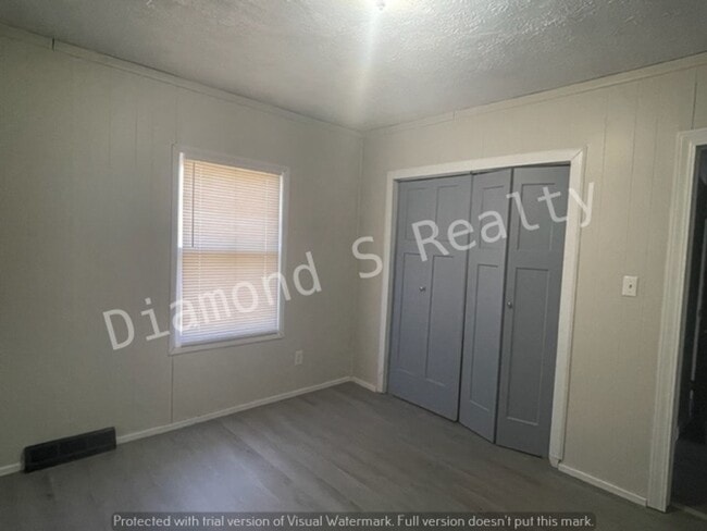 Building Photo - Spacious 2 Bedroom Home - Fenced Yard!