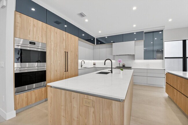 Building Photo - 8521 Ganton Dr