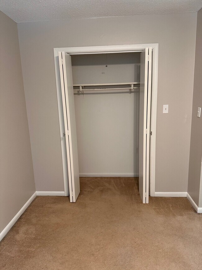 Building Photo - 102 Briarview Cir
