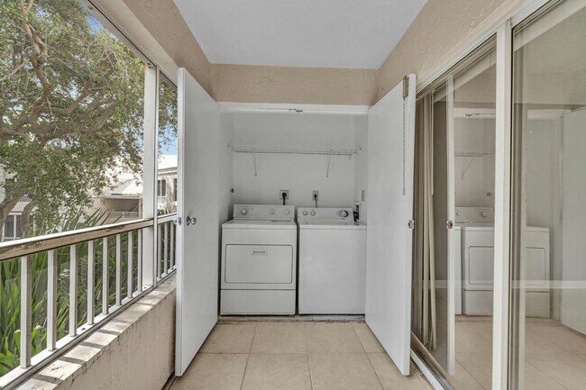 Building Photo - 2850 N Oakland Forest Dr