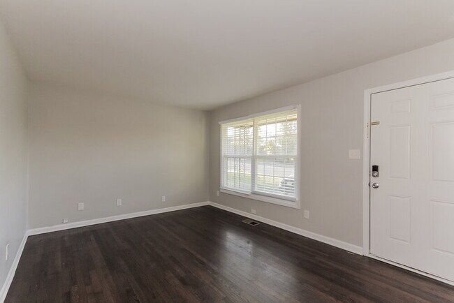 Building Photo - 528 W Arrowood Rd