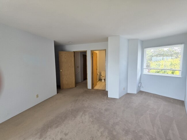 Building Photo - 1728 Edwards Dr