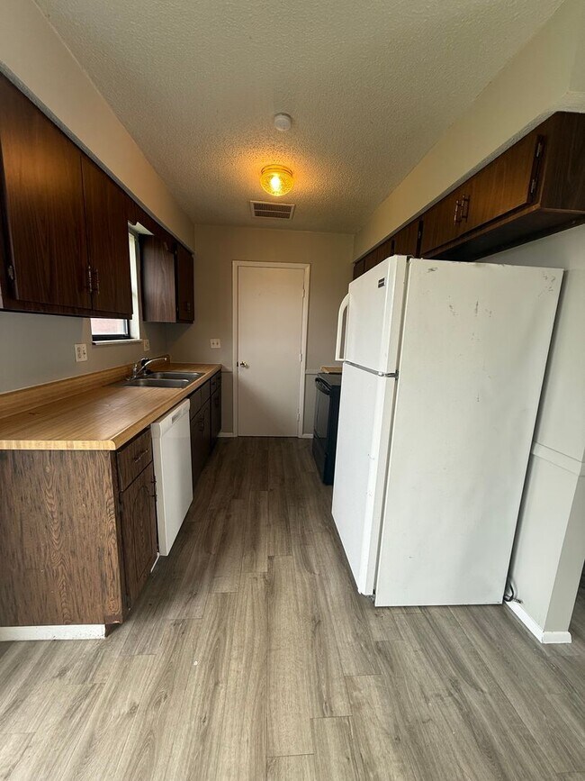 Building Photo - Spacious 2 bedroom 1 bathroom duplex in a great location!