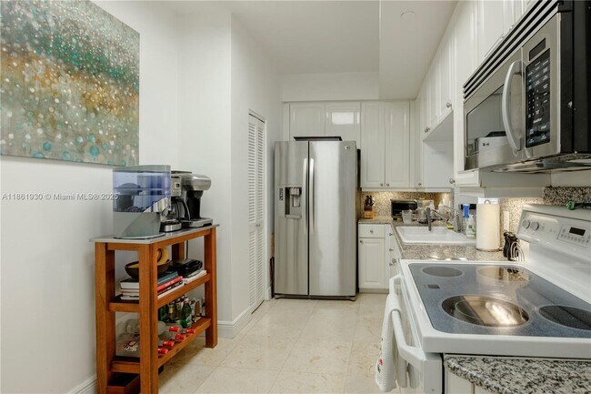 Building Photo - 888 Brickell Key Dr