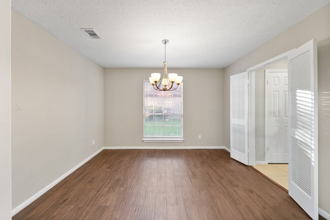 Building Photo - 802 Foxglove Dr