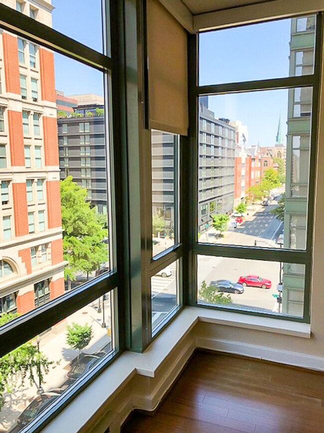 Building Photo - Bright & Spacious 2 Bed 2 Bath High-Rise C...