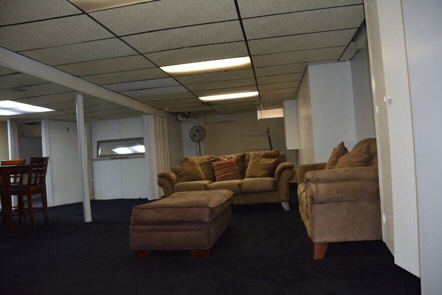 Building Photo - 24271 Kenosha St