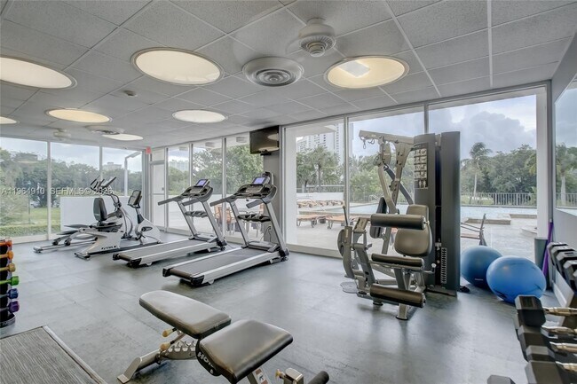 Building Photo - 3375 N Country Club Dr