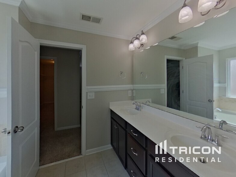Building Photo - 1000 Wainscott Dr