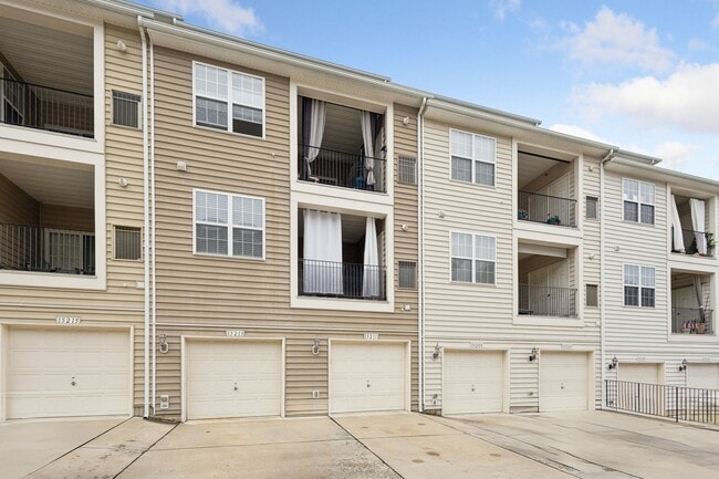 Building Photo - Stunning 2 bed 2.5 bath 2-story condo/townhome