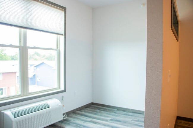 Building Photo - Studio Apartment! South Side Eau Claire