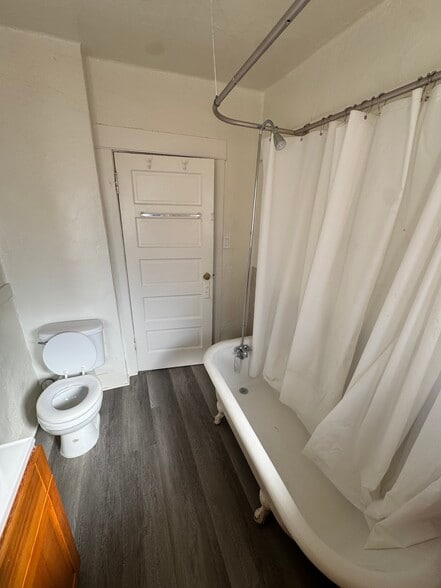 Bathroom - 5438 7th Ave