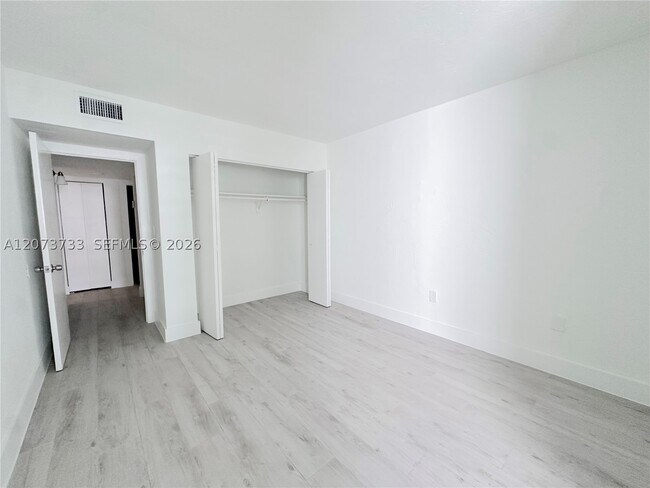 Building Photo - 6890 N Kendall Dr