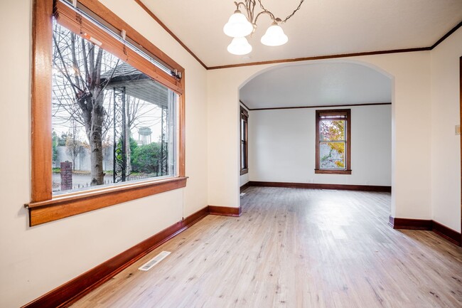 Building Photo - HALF OFF FIRST MONTH - Large 3BR PLUS Bonu...