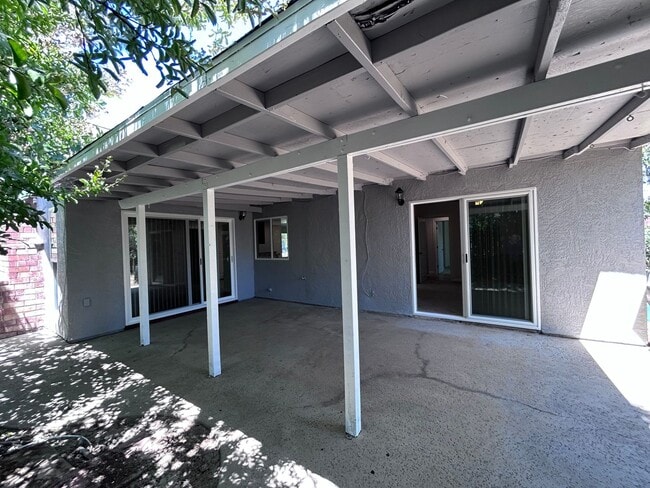 Building Photo - Beautiful Three Bedroom Two Bathroom Home