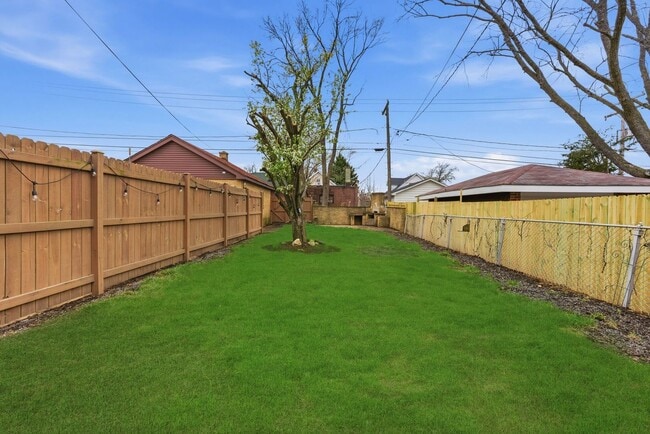 Building Photo - 1115 Kelly Ave