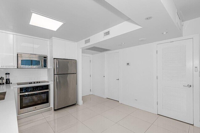 Building Photo - 2301 Collins Ave