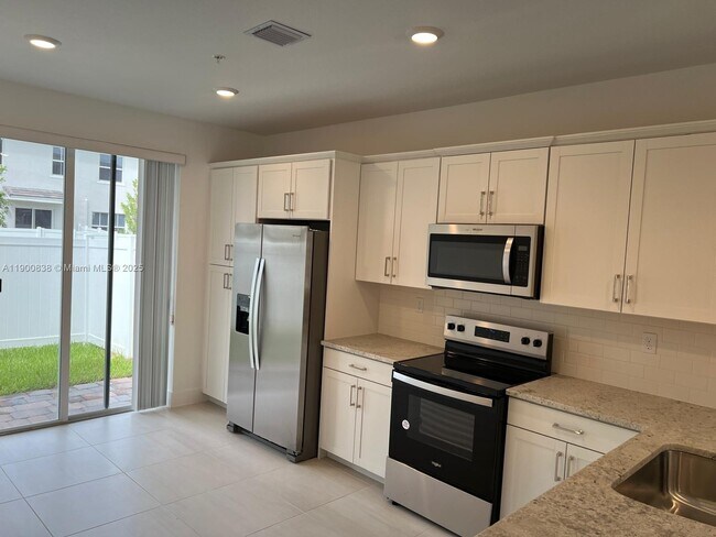 Building Photo - 136 SW 170th Ave