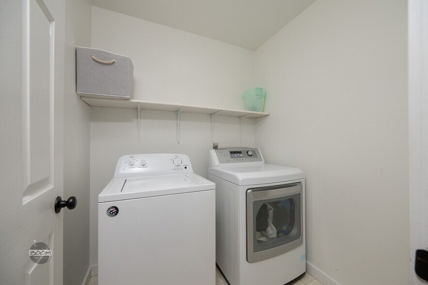 Building Photo - 3220 S Donovan Dr