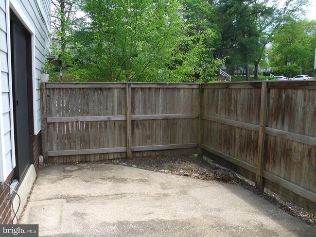 Building Photo - 1720 Oakwood Terrace