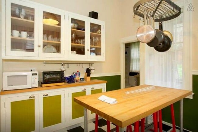 Building Photo - 131 Coleridge St