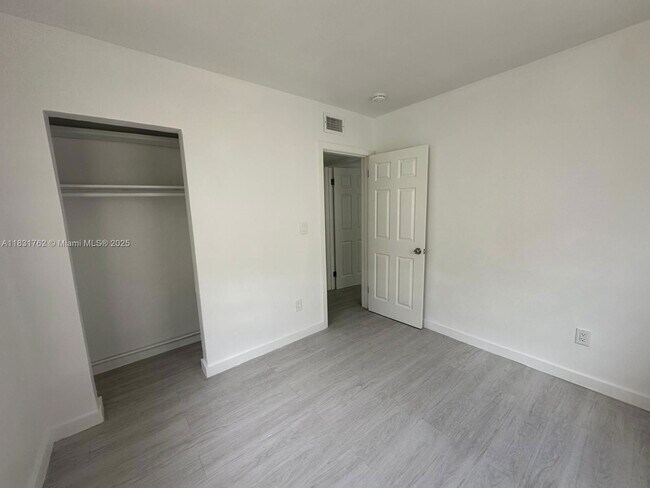 Building Photo - 1754 NE 48th Ct