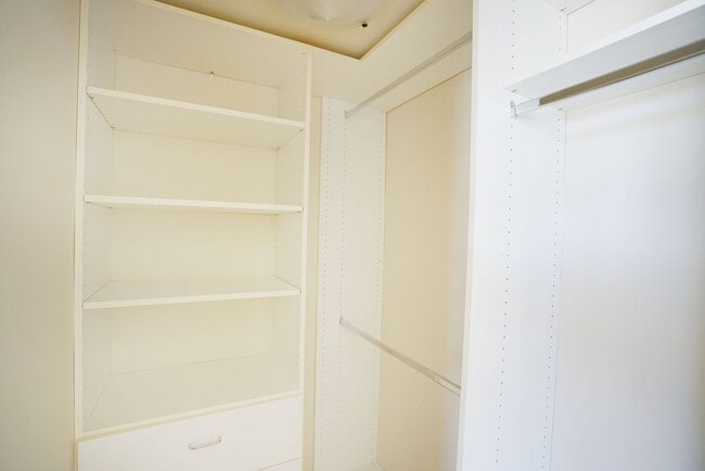 Building Photo - Sunlight Galore 2 Bed / 3Bath + Loft + Sundeck Condo in Westwood!