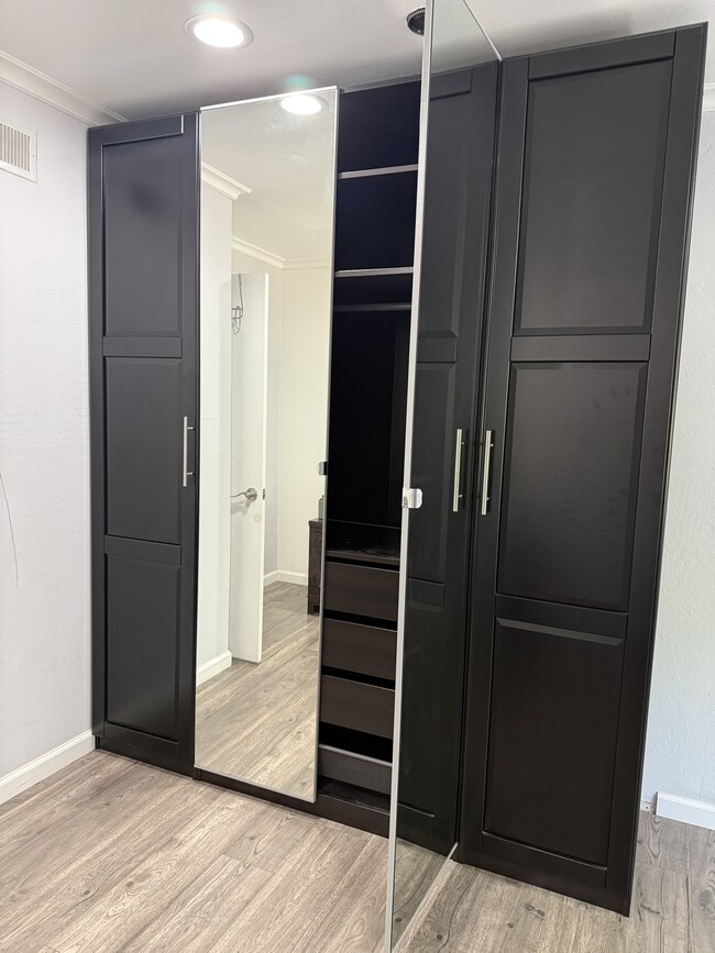 Building Photo - 42688 Ravensbourne Park St